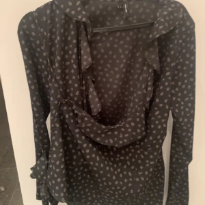 Omlottblus - Mörkgrå prickig omlottblus