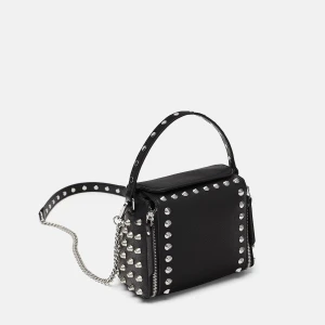 Intressekoll!!! Zara väska med nitar - Väskan är köpt från zara (helt slutsåld) Kommer inte längre till användning så kollar vad folk kan tänka sig att ge för den, ställ gärna frågor🫶🏻🫶🏻