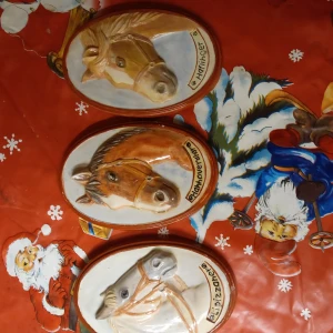 Gipstavlor 3 stycken med hästhuvud . - Fina små Gipstavlor med hästhuvud 17 cm stora .Nya. Hämtas i Skene alt skickas o köpare betalar frakten o Swishbetalning tillämpas alt kontant betalning .frakt inräknat i priset .