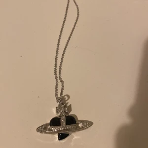 Vivienne Westwood Black Heart - Fri frakt 1-3 dagar leverans