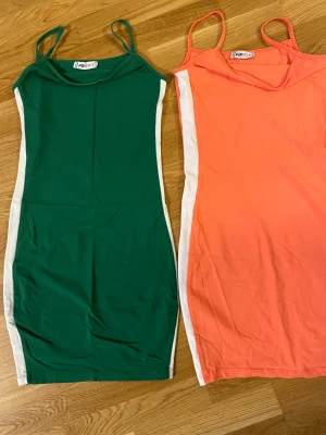 Klänningar  - Två jätte fina klänningar med färgen orange/rosa och mörk grön. Längden är perfekt direkt över knän. Priset för båda två är 95kr priset för en klänning är 55kr❤️❤️
