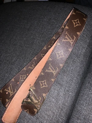 Louis vuitton skärp  - Säljer mitt Louis vuitton skärp, äkta läder och 24 k pläterat emblem. Nypris går den på 3450. Skärpet är använt men i fint skick