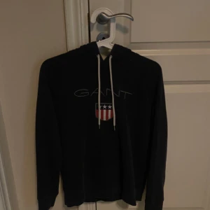 Gant hoodie - Säljer min mörkblå hoodie från gant💕då den blivit för liten💕  Skriv för fler bilder 💕🤩