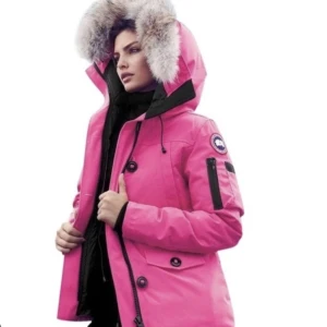 Canada Goose  - Säljer pga att jag tröttnat på färgen men sitter jätte fint köpt flr 9500 kr passar både xs och s väldigt varm inför vintern du står för frakten 🥰