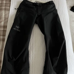 Arcteryx skidbyxor  - Sjukt snygga skidbyxor!  Från märket arcteryx och storlek XS och justerbar midja,Är i väldigt bra skick, typ som nya! Sjukt snygga skalbyxor med 4 lager gortex! Dragkedjor längs båda benen och extra skydd längst ned för att minska slitage!   Nypris 4800kr