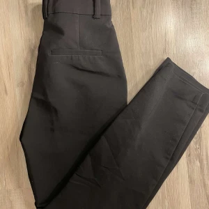 Kostym byxor stl 34 - Helt oanvända, helsvarta kostymbyxor 