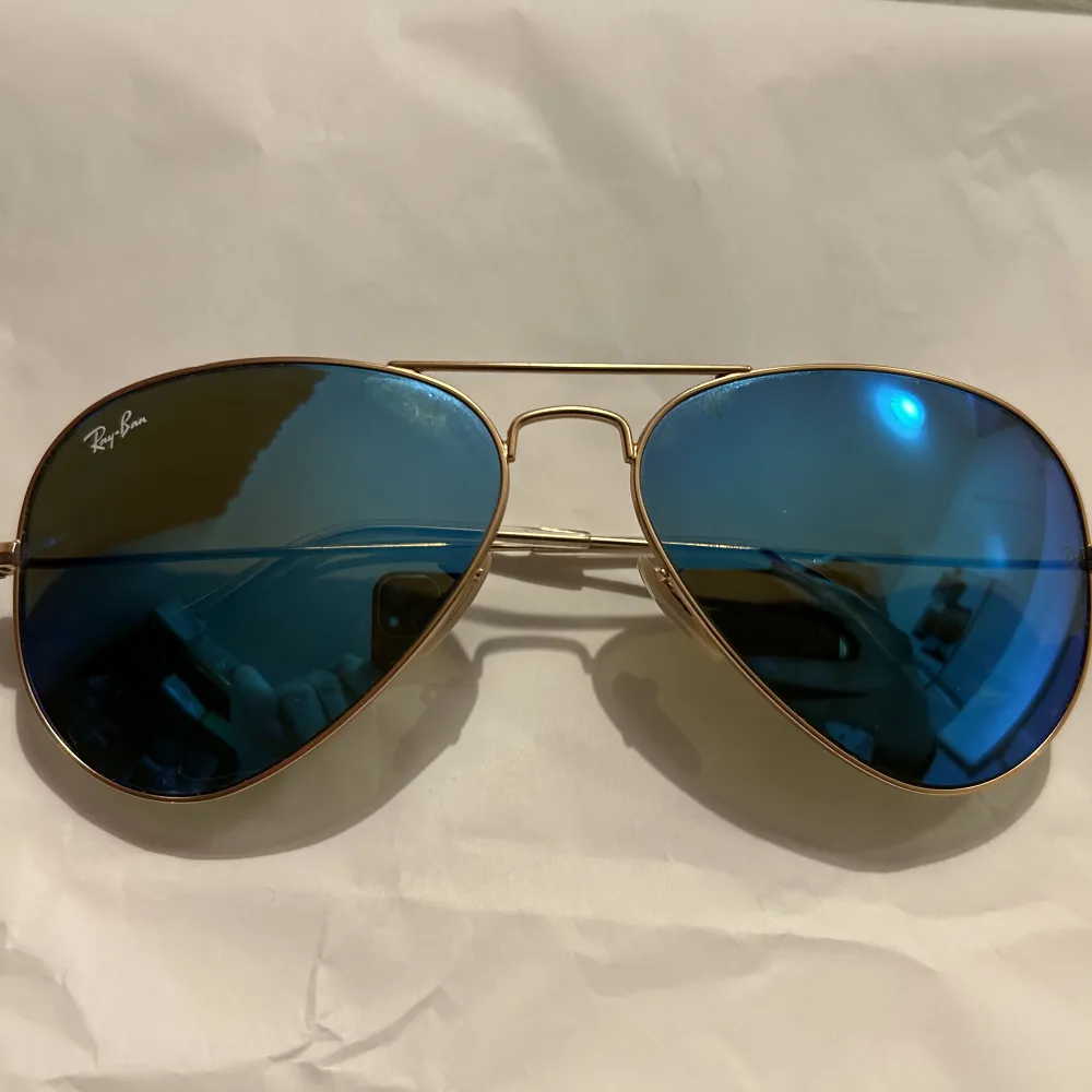 Blåa pilotsolglasögon från märket Ray ban. Relativt nya endast använda ett fåtal gånger och är i gott skick.   Nypris cirka 1200kr men säljs här för 550kr.  Jag kan mötas upp i Stockholm men även skicka solglasögonen, dock står du för frakt.. Accessoarer.