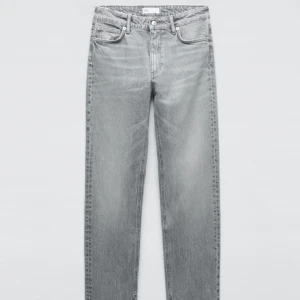 Mid straight jeans från Zara - Intresskoll på ett par supersnygga Jean från Zara i jättebra skick! Kommer tyvärr inte till användning så ofta, skriv privat för fler bilder💗Priset kan diskuteras 