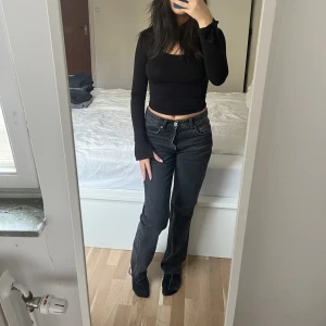 Zara byxor - Säljer dessa zara byxor köpta förra året, som är mid waist. Dem har inga slitningar och är i bra skick. Byxorna är klippta i längden (bild 3) men är fortfarande lite för långa för mig som är 158.