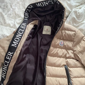 Moncler jacka - Äkta Moncler jacka som är både för tjejer och killar, fick den som present, värd 18 000 kr, använd några gånger bara, mycket snygg och bra i skick 💯