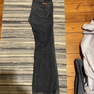 lågmidjade jeans - coola bootcut jeans men fina fickor, inköpta i nyc 