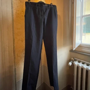 Marinblå kostymbyxor  - Raka, lågmidjade, kostymbyxor från Roger