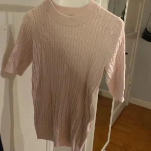Gina tröja  - Säljer denna super fina Gina tröja som köptes för länge sedan. Knappast använd och är super gullig till vintern!❤️❤️