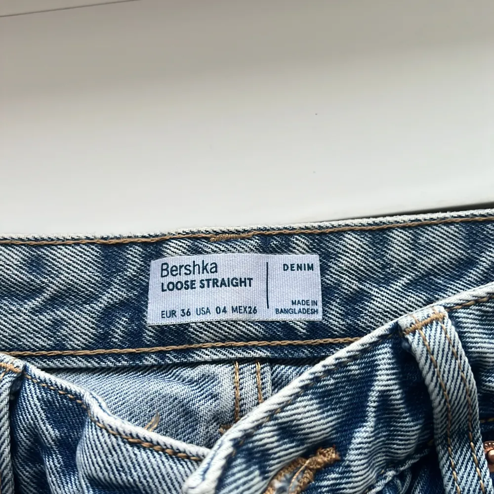 Snygga blå jeans i bra skick från bershka. Köpta förra året, använda max 2 gånger. Frakt ingår i priset!. Jeans & Byxor.