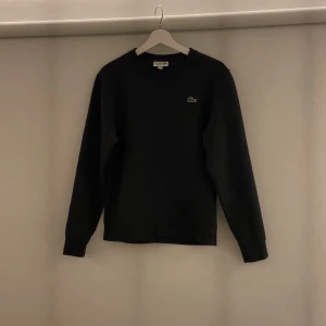 Lacoste sweatshirt strl S mörkgrå - Lacoste sweatshirt storlek S i färg mörkgrå. Använd ungefär 1-2 gånger, och är därför i nyskick. Jag säljer eftersom jag ej använder plagget längre. Nypris: 1095kr. Obs! Jag upplever plagget som mellan storlek XS och S. 