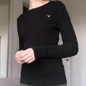 Kabelstickad tröja gant - Svart Kabelstickad tröja från gant i storlek XS. I strechigt material! I gott skick:) Hör av er för fler bilder:)