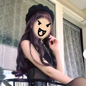 Peruk - Lång vinröd/lila brun lockig peruk! Knappt använd då jag ej gillade färgen på mig. Peruken är tjock med lugg. 