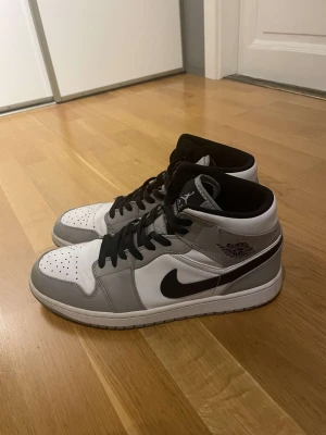 Jordan 1 mid light smoke grey - Jag säljer nu mina jordans då de är lite små och jag är väldigt sugen på något nytt. Skick 6/10. Nya ligger runt 2500-6000 beroende på var man köper de från för tillfället. 
