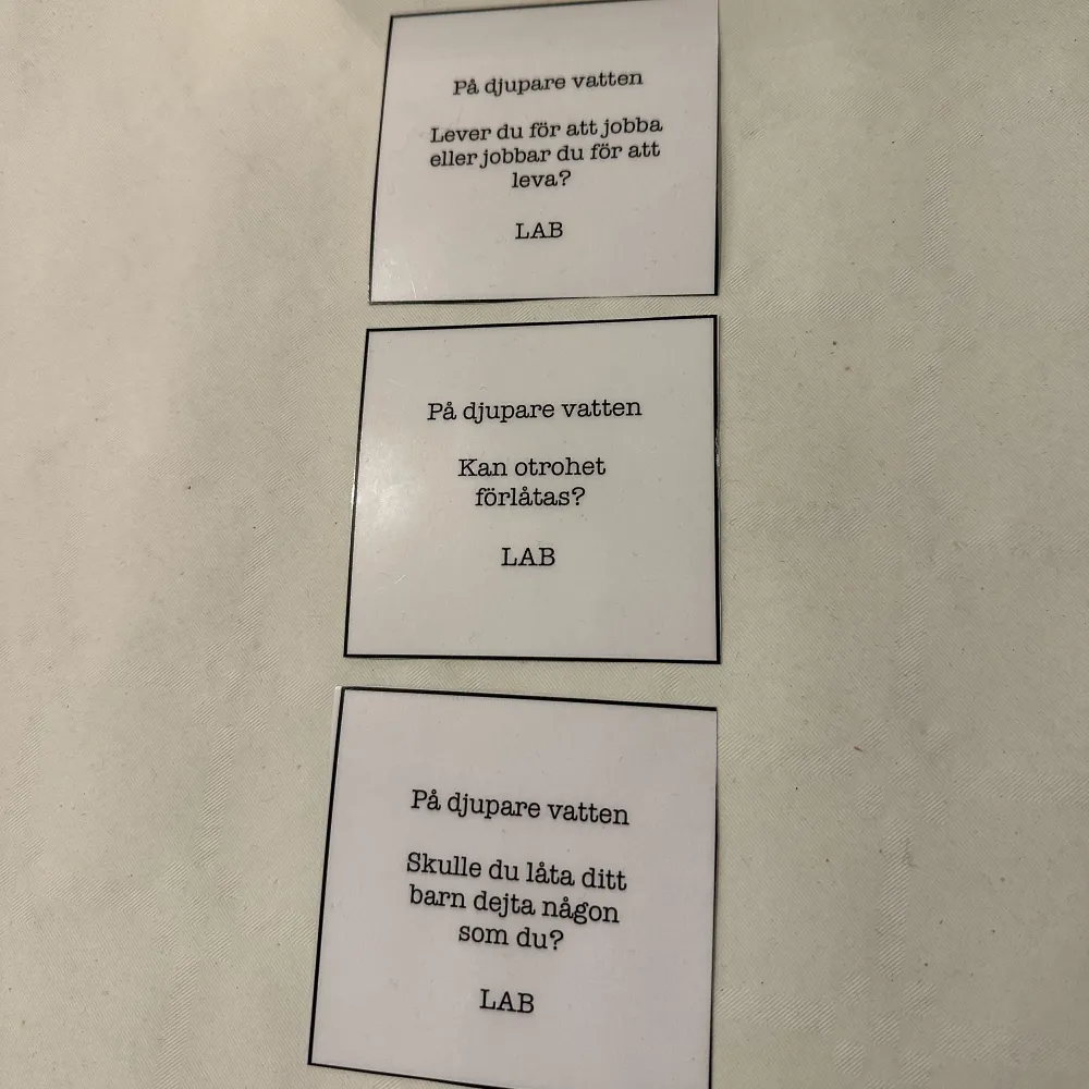 Dryckesspel för en lite roligare vardag!   På Djupare vatten!  Ett dryckesspel där fokus ligger på att lära känna varandra på djupet. Starta intressanta och djupa konversationer med nära och kära.... Övrigt.