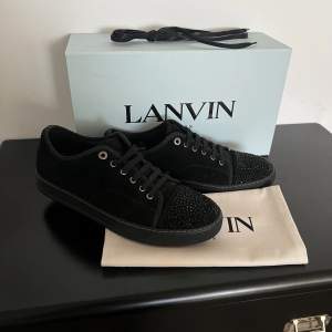 Hej,jag säljer mina jätte snygga lanvin skor som jag köpte Maj för 7000kr. Jag har använt dom några gånger men känner att dom inte kommer till användning så därför ja säljer dom. Boxen följer med samt nya snören. För mer frågor kontakta mig 