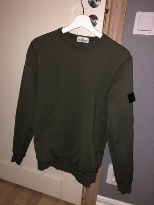 Stone island crewneck  - Säljer min stone island tröja då den blivit för liten. Tröjan är i väldigt bra skick. Den är köpt på NK i Göteborg, kvitto finns. Storleken är 170 cm, den sitter som xs. Står inte för frakten 