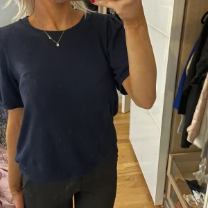 Stickad tröja! - En stickad tröja från Lindex, inte använd mycket! Tröjan är mörkblå om det syns dåligt på bild☺️