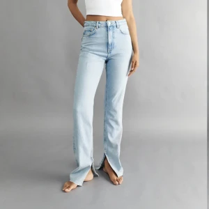 Jeans med slits - Jättefina jeans med slits från Ginatricot. Dom är endast använda nån gång. Säljer pga att de är lite förstora för mig. 