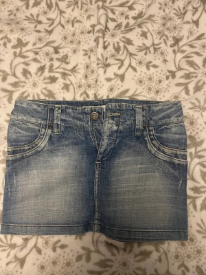 Only Jeans Kjol - Jätte gullig blå only jeans kjol som är i bra kvalitet. Om du är intresserad skriv privat för fler bilder och mer information.