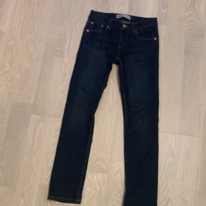 Levis jeans mörk blå 512 - De här mörk blåa Levis jeansen är väldigt stilliga jeans som är mycket populärt och är väldigt snygga. Jag vill sälja de för att de är lite för små för mig.
