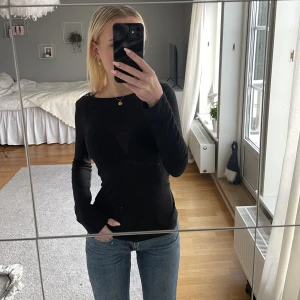 Intimissimi tröja  - Säljer min intimissimi tröja, ej använd. Den är svart och lite genomskinlig. Ordinarie pris i butik 400. Passar alla