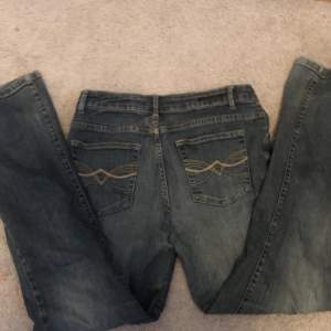 Jättesnygga jeans från B-young💗 köptes second hand och har aldrig används. W30 L30❤️