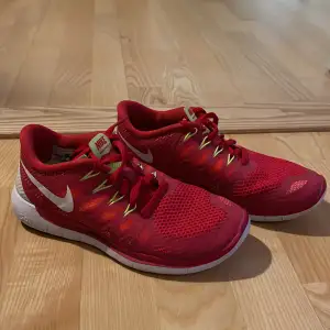 Skor från Nike i härlig röd färg! Fint skick !  Köparen betalar frakten. Jag ansvarar inte för postens hantering. Samfraktar gärna.