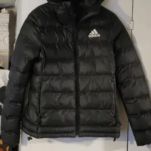 En vadderad polyester jacka ifrån Adidas 🤩 sparsamt använd , hel och ren. Dam size XS/34/36 