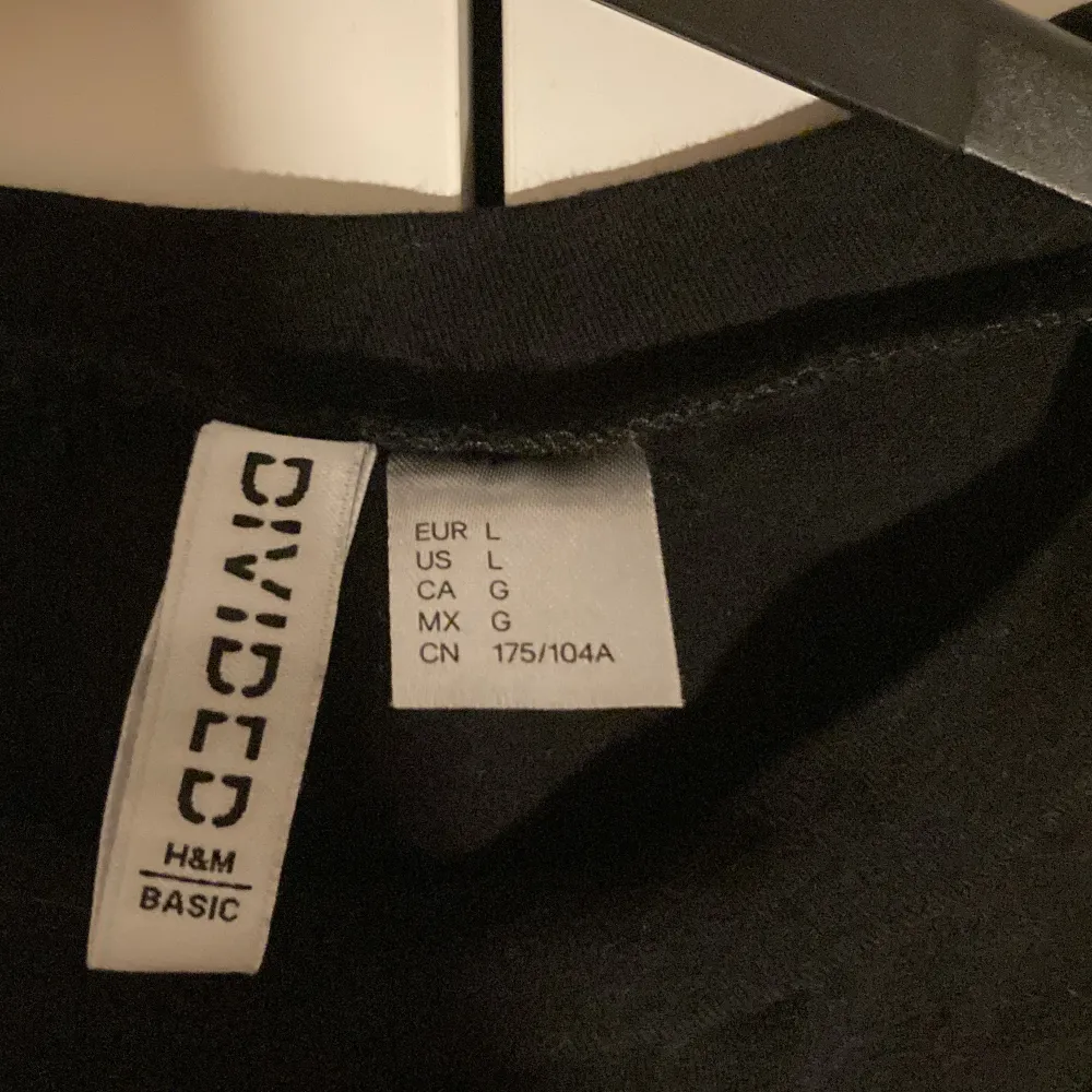 Tröjan kommer från H&M och är i stl L men den är som en S. Väldig väldigt liten i storleken. Jag har endast testat denna tröja och men aldrig använt en hel dag. Den är i helt klart ny skick. Tröjan sitter tajt och är en magtröja. Av bomull och är mjuk.. T-paidat.