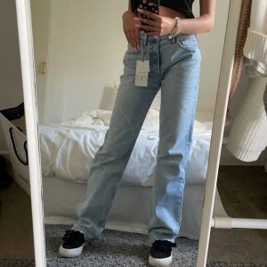 Mid straight zara - Säljer nu mina favorit jeans från zara. Byxorna går nu mera inte att köpa då dom har tatt bort dom från sortiment för ett tag sedan. Säljer därför att dom har blivit försmå, bilden är lånad skriv för egna bilder❤️❤️ Jag skickar med postnord👍