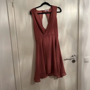 Rosa/lila klänning  - Klänning använd 1 gången ! Storlek M