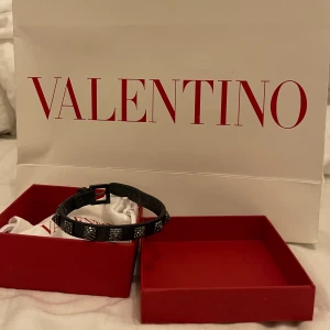 Unikt valentino armband ! 🖤✨🪩 - INTRESSEKOLL!  Intressekoll på mitt unika valentinoarmband som är svart med glittrande nitar på. Köpt i Köpenhamn för ca 4500kr. Inte sett detta armband någonstans. Använt fåtal gånger så är som nytt. Alla tillbehör följer med(kvitto, kartong osv). Buda! 