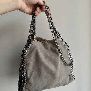 Stella McCartney  - Hej jag säljer min Stella McCartney väska som jag köpte in för några år sedan som tyvärr inte fått någon användning. Väskan är använd men utan skador alls och är top skick.  