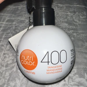 Revlon färgbomb 400 tangerine - Revlon färgbomb, färgnummer 400 tangarine. Helt oanvänd
