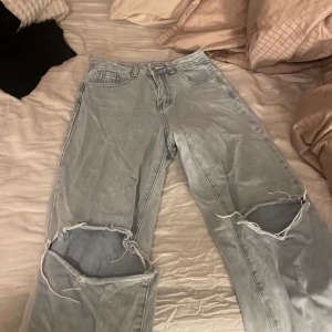Jeans  - Blåa Jens med håll från shein i stl xs, 50kr 