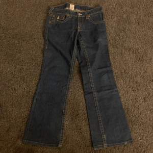 Ännu ett par av pappas gamla true religion jeans från 90-talet. Midjemåttet är 43 och innervenslängden är 78 cm. Jag är 157 och det finns en bild på hur långa de är på mig. 🫶🏼
