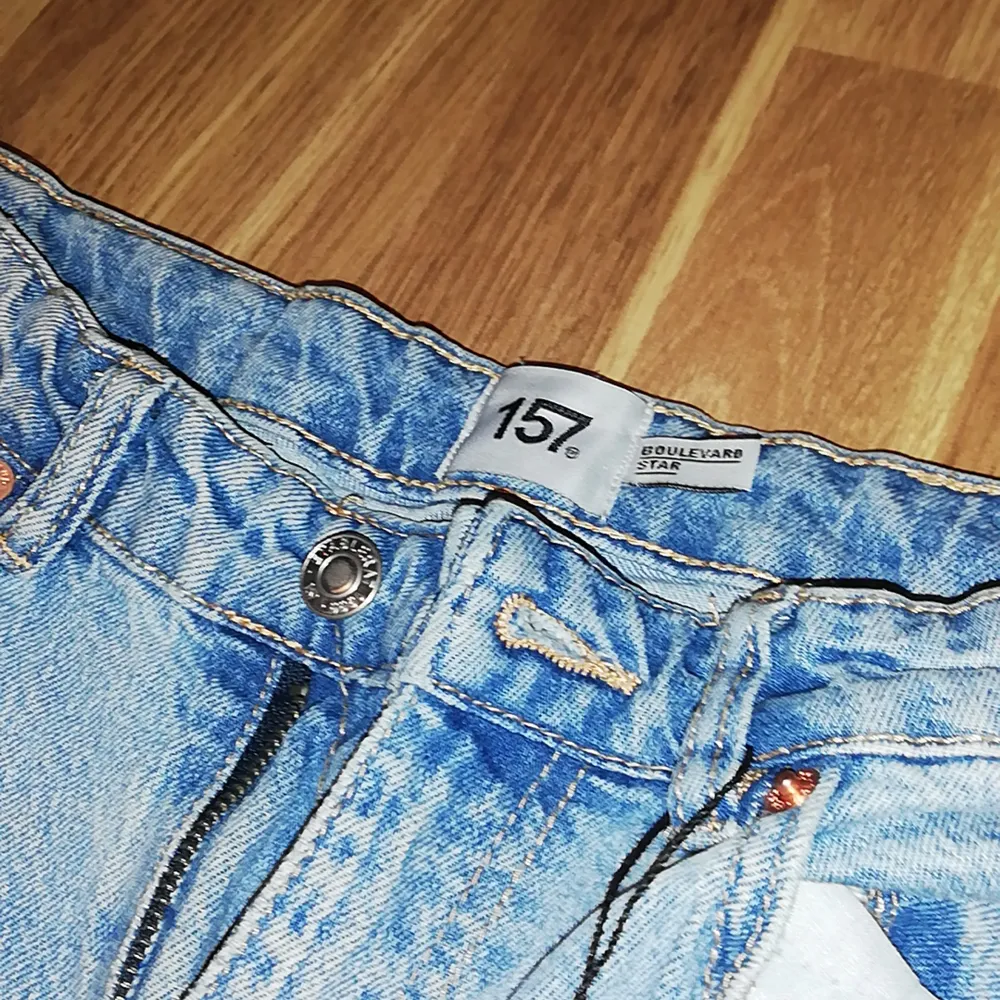 Använd endast en gång jeansen är även större en man tror, köpte dem för 100 då jag säljer dem för 50 ett bra bud enligt mig. Jeans & Byxor.