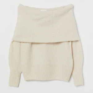 Stickad hm tröja - Säljer min stickad off shoulder tröja från hm🫶🏼 i storlek M. Sist jag kollade var den slutsåld på hemsidan. Den andra bilden är lånad🤍 skickar såklart fler bilder om de önskas. Nypris 300 jag säljer för 199. Bara andvänd 1 gång