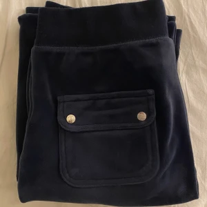 Juicy couture byxor mörkblå  - Använda ungefär 6 gånger, ganska bra skick❣️dom är lite korta på mig som är 172 därför jag säljer. Kan även mötas upp, skriv för fler frågor