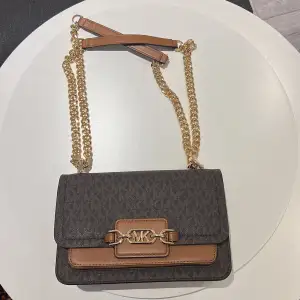 Helt oanvänd Michael Kors väska säljes för 2700 kr. Kvitto finns! 