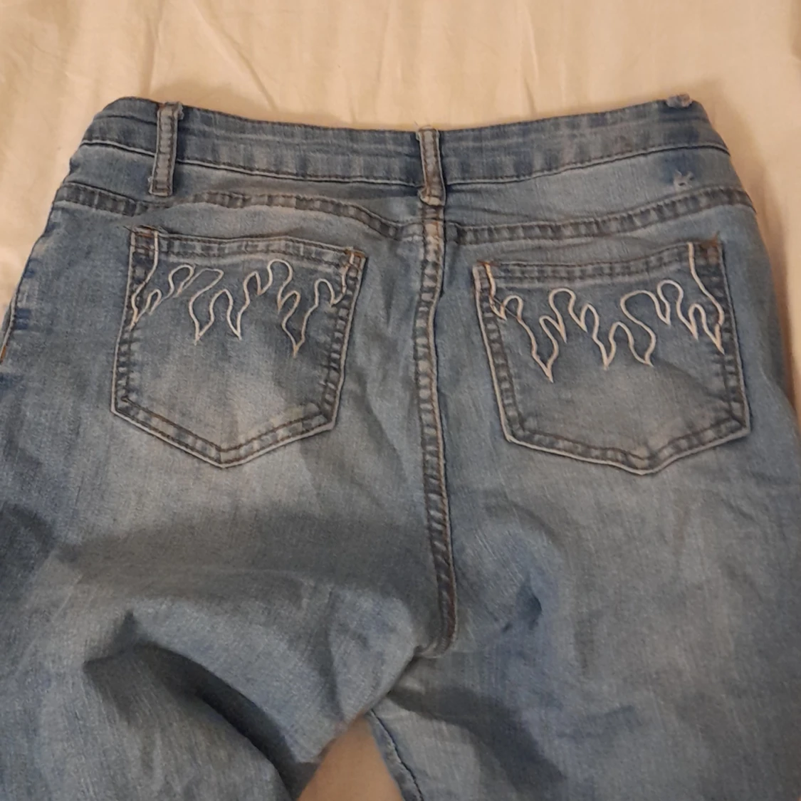 Blåa flflared jeans från SHEIN med eld på baksidan - 90