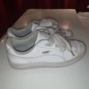 Puma sneakers strl 39 - Fina puma sneakers med breda snören. Köpta på plick tidigare men säljer för de inte kommer till användning längre 💕 Små slitningar i hälen (be om bild)