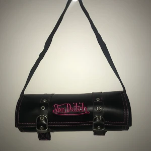 Von Dutch Väska!  - Von Dutch väska! Har aldrig använt den, som ny! Inget pris satt så kom med prisförslag! Betalning sker via swish och frakt varierar 💖💘 ALLT JAG SÄLJER SKA BORT KOM MED BUD 