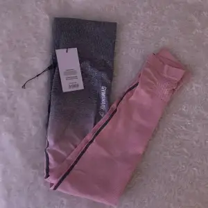 Gymshark Adapt ombre seamless leggings i färgen Light grey Marl / Shell pink. Storlek XS. Använt en gång men ligger bara i min låda så därför jag säljer, inga skavanker, är som nya 