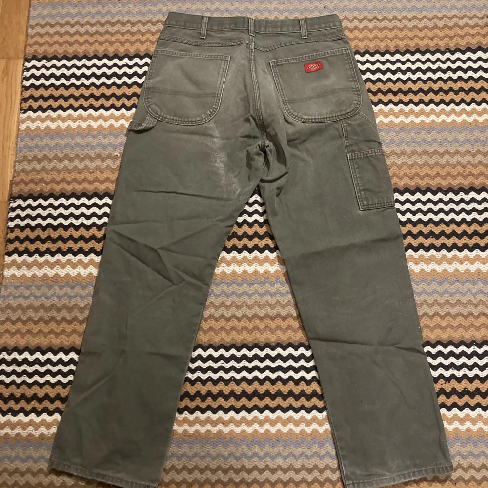 Gammal modell av dickies carpenter pants 34/32  Lite slitna och goa. Jeans & Byxor.